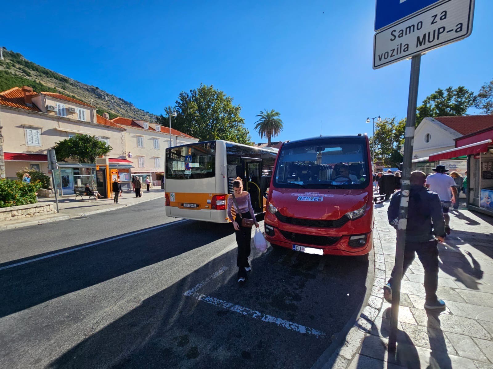 MUP dobio novo vozilo? Pogledajte ovaj apsurd: Bus iskrcava putnike nasred ceste zbog ovog vozila...